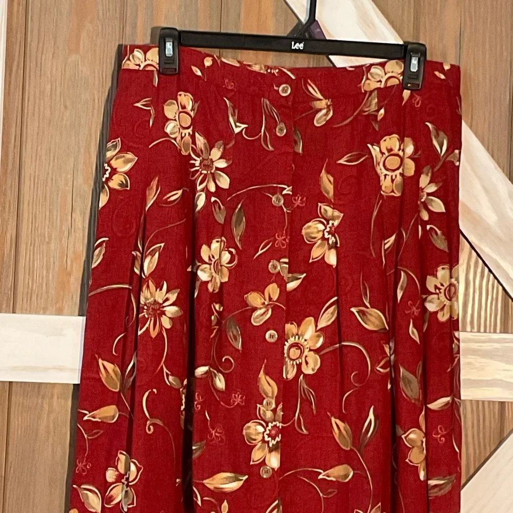 Vintage-Inspired Red Floral A-Line Skirt - Picture 2 of 6